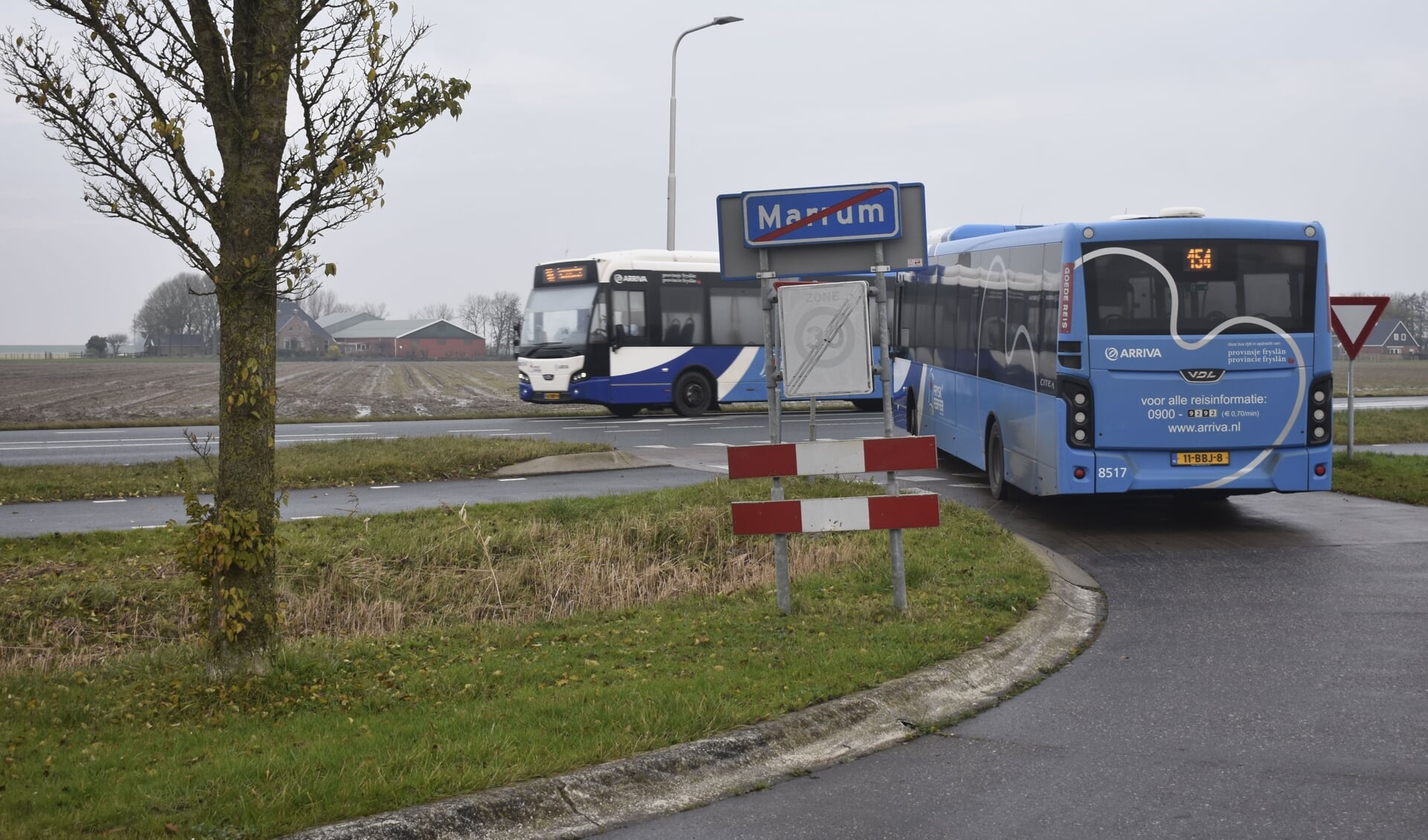 Twee bussen van lijn 154 bij Marrum. Ze stoppen alleen nog bij de provinciale weg.