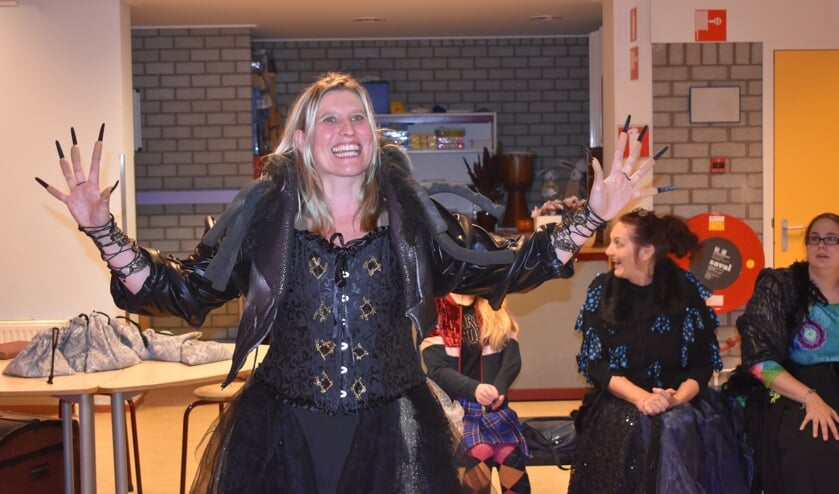 In obs De Wiksel in Houtigehage wordt nog gerepeteerd voor 'De heksen'.