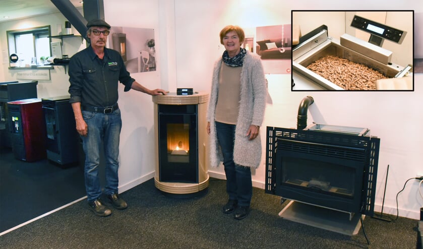 Jan en Klaasje Grijpstra in de schowroom (inzet) het bedieningspaneel en de pelletkorrels boven in de kachel