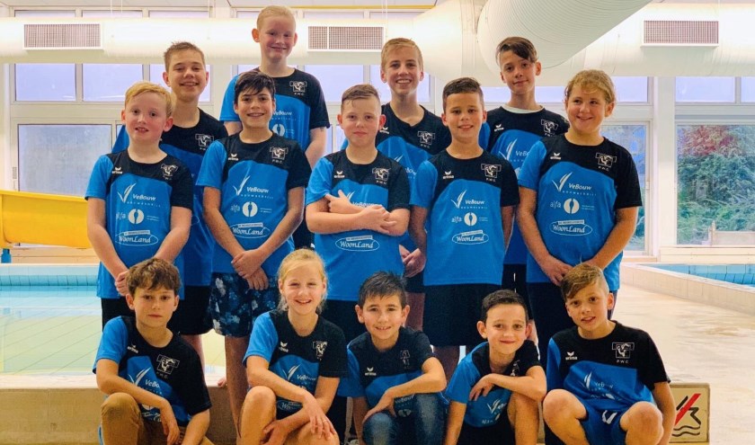 Een teamfoto van de waterpolospelers van PWC.
