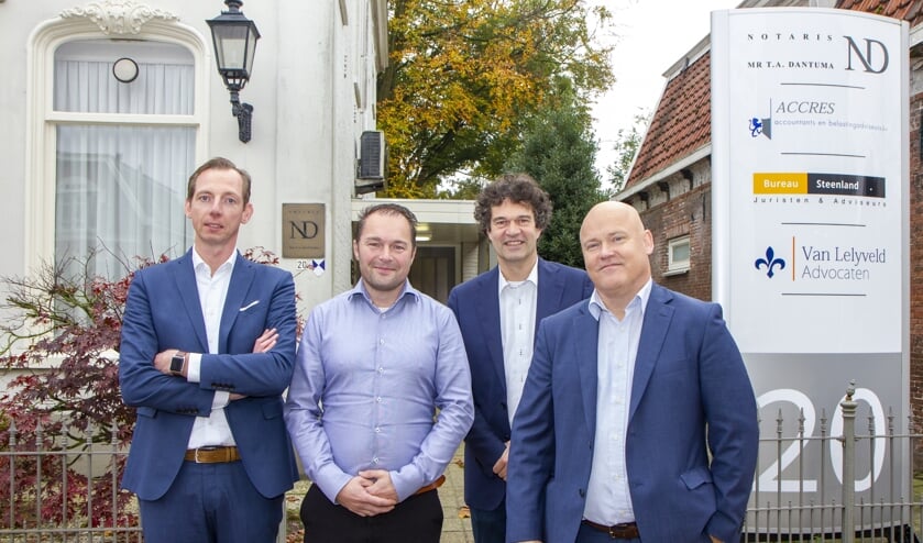 De samenwerkende dienstverleners van de Lageweg die op 11 december een inloopavond organiseren. V.l.n.r. Erik Luursema (Van Lelyveld Advocaten), Jan-Durk de Groot (ACCRES), Tjerk Dantuma (Notariskantoor Dantuma) en Jan-Erik Nauta van ACCRES accountants & belastingadviseurs.