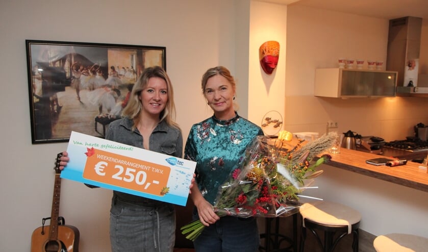 Tjitske Klijnstra (Mezutec) reikt de waardecheque uit aan Rowena Bolier.