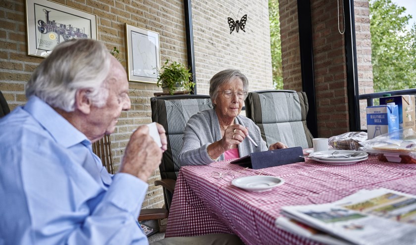Mantelzorg komt op uw pad. Met het platform IkWoonLeefZorg.nl worden mantelzorgers ontzorgd.