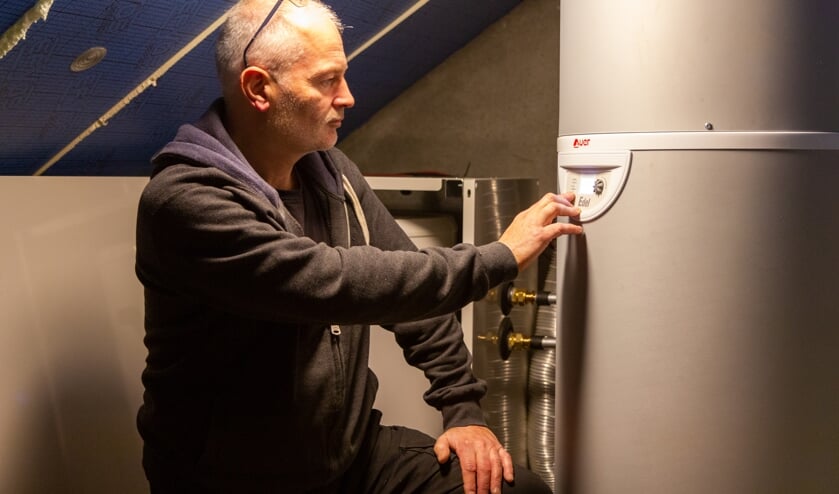 Jurgen Dijkstra regelt een warmtepompboiler in.