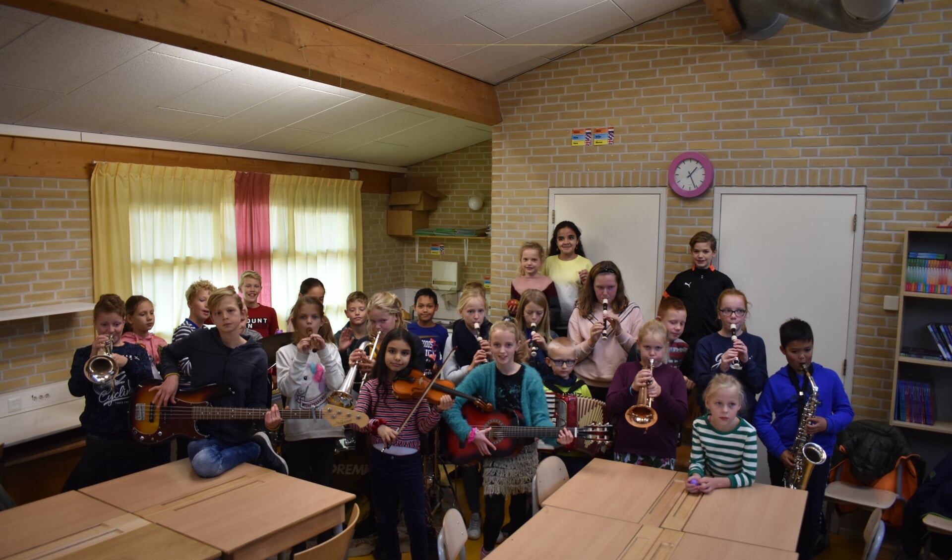 Het Burgumer schoolorkest in wording repeteert voor het eerst in een lokaal in obs 't Partoer. Er doen ook kinderen van De Reinbôge en De Arke mee.