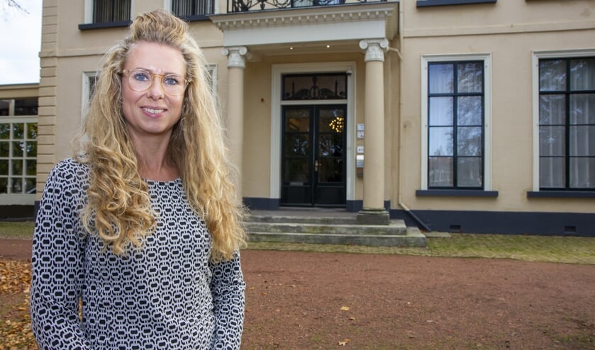 José La Fleur voor het pand waar ook Mijn Huidspecialist is gevestigd. "Parkeren doet men hier gratis voor de deur."