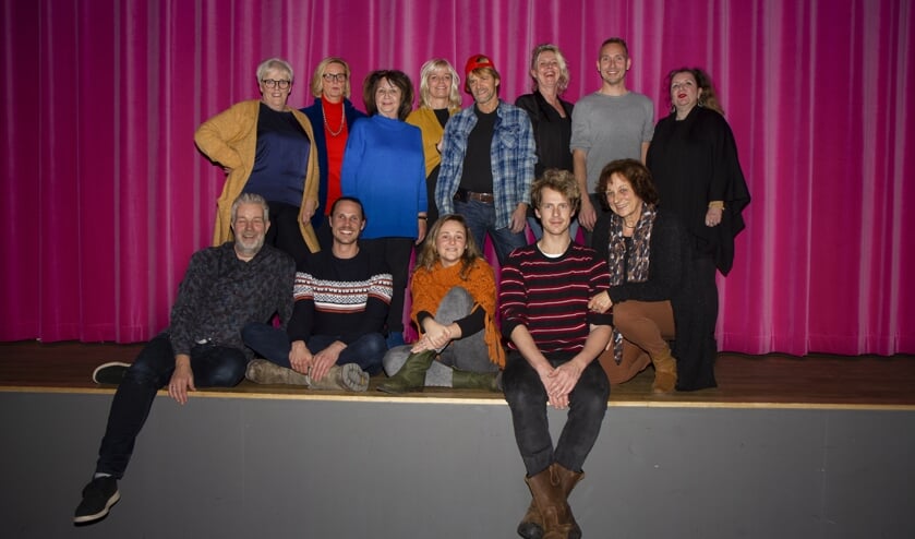 De crew voor de komende voorstelling ´Lang en Lokkich.´