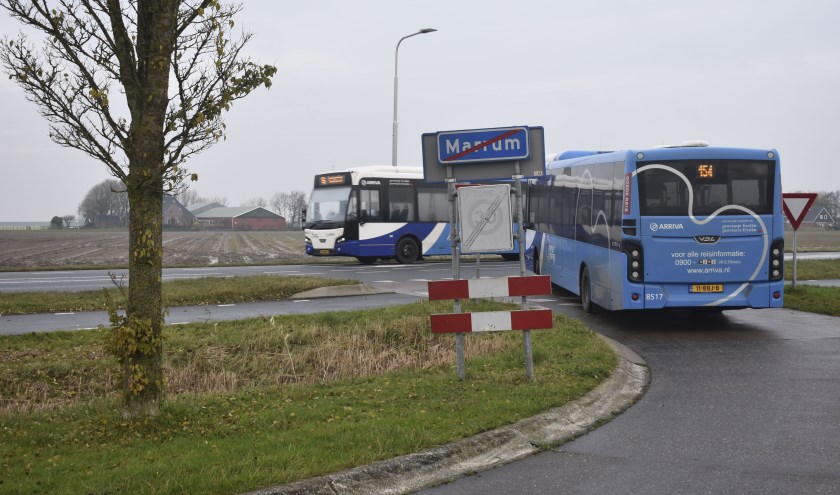 Twee bussen van lijn 154 bij Marrum. Ze stoppen alleen nog bij de provinciale weg, net als van de lijnen 54 en 60.