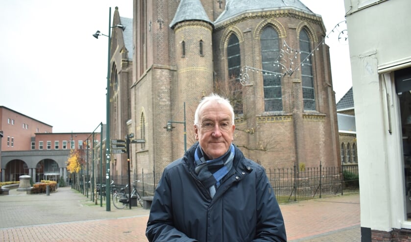 Gert Oonk voor de Bonifatiuskerk in Dokkum. Linksachter het gemeentehuis.
