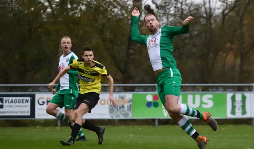 Patrick Sijtsma van VV Suameer (rechts) mist een kopkans. In het midden Gerard Bos van Noordbergum en links Liekele Paulusma.