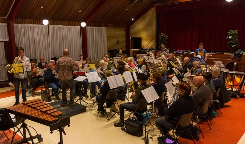 De leden van fanfare-orkest De Lofstem repeteren nog hard om de laatste puntjes op de i te zetten.