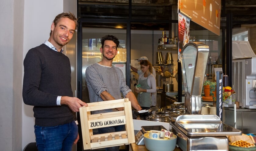 Hessel Jan Sinnige en Sander Wijnstra in de winkel, met op de achtergrond de zuivelfabriek.