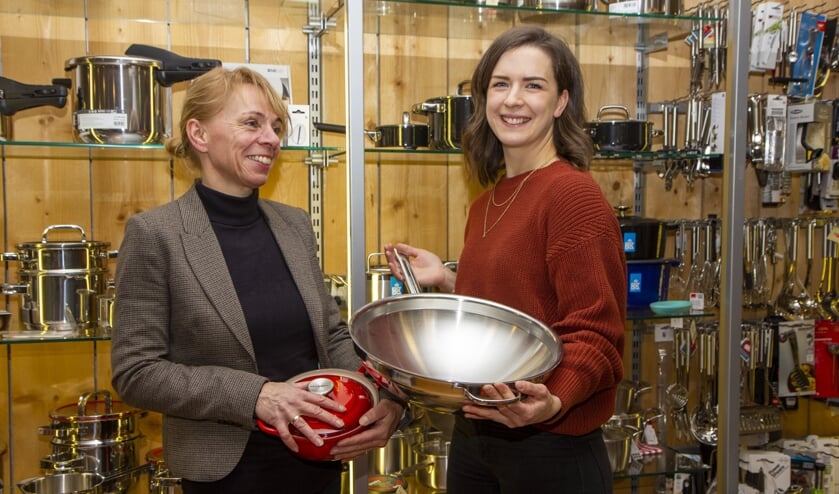 Annamarie en Maria adviseren u graag bij de enorme keus in pannen die Dis en That heeft.