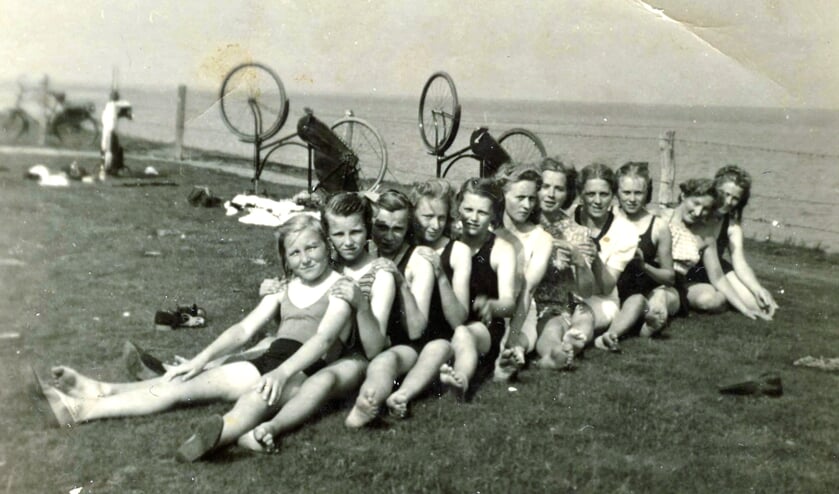 De meisjes vermaken zich op Bant's hoeke aan het Wad bij Anjum. Vooraan Neeltje Mossel uit Anjum, tweede is Toos Lith uit Leiden.