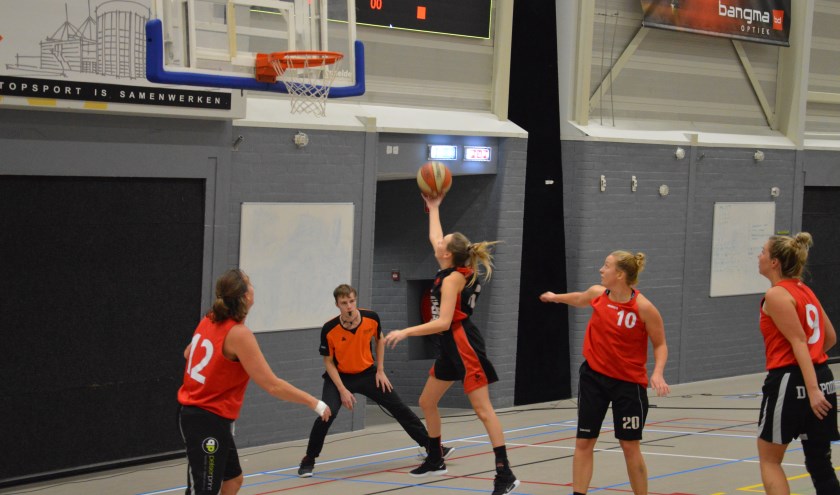 Point guard Ilonka Debets snijdt door de Scylla verdediging en scoort. Bekijk ook het filmpje met trainer-coach Suard Posthuma.
