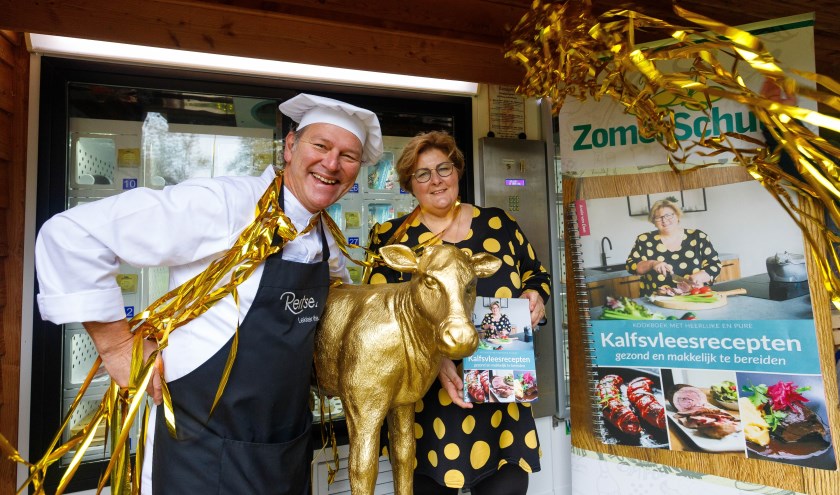 Tv-kok Reitse Spanninga reikt Annie van Dam het gouden kalf uit voor haar kookboek.