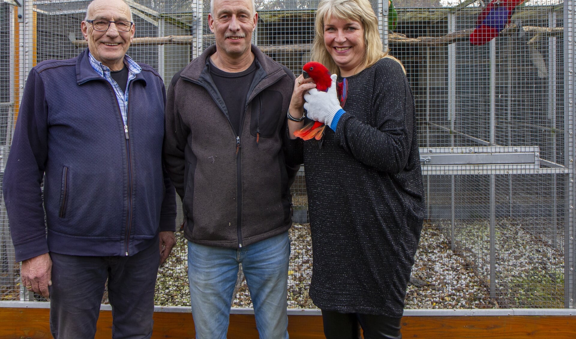 Links Harm Dijkstra, in het midden Henk Postma en rechts zijn vrouw Annie, alle drie lid van de Vogelvereniging Surhuisterveen e.o. en komende dagen met vogels te vinden op de tentoonstelling in De Lantearne.
