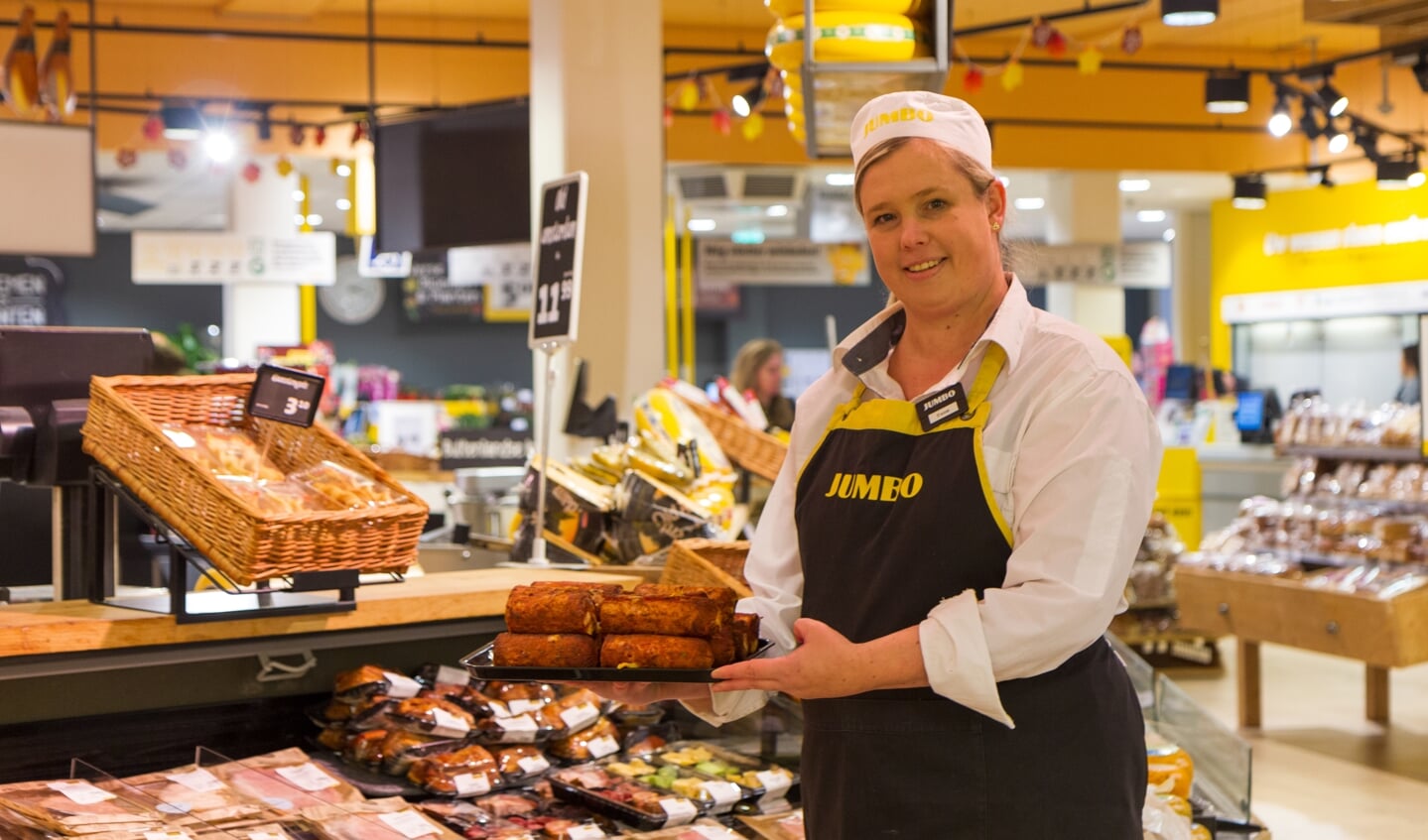 Chef vleeswaren/kaas Anita Rinsma adviseert over versspecialiteiten.