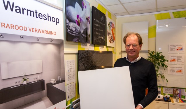 Erik Meijer toont een infraroodpaneel. Het paneel is in alle Ral-kleuren verkrijgbaar.