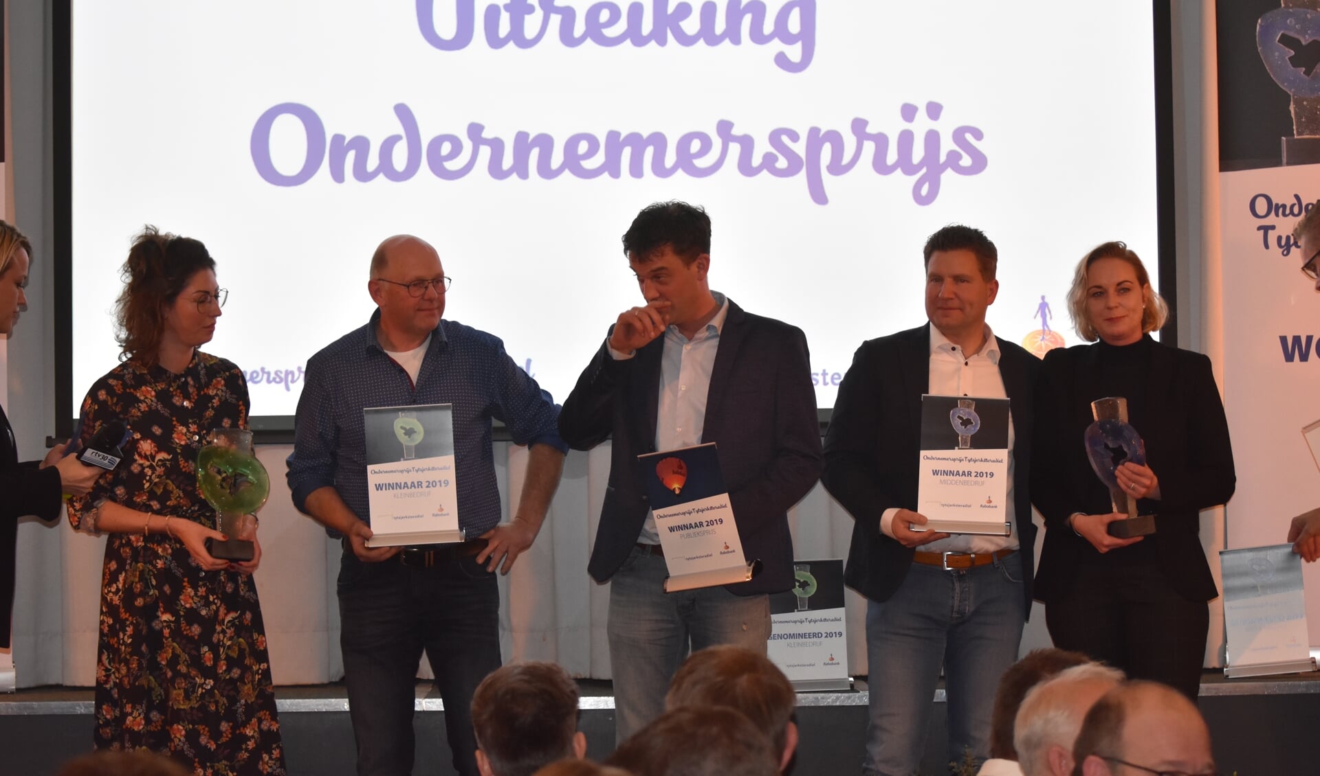 De winnaars: de Pietersma's (links) van Om de Dobben, Johan Timmermans (Timmermantsjoender) in het midden en Bouwbedrijf Swart (rechts).
