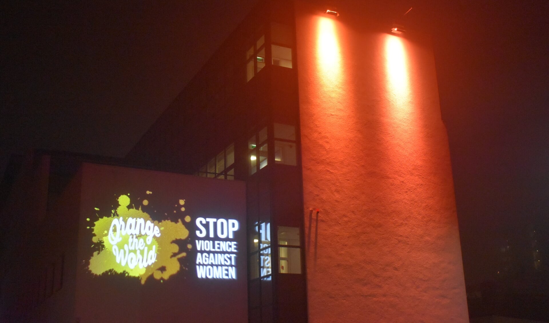 'Orange the world', symbolische actie tegen geweld tegen vrouwen, op het gemeentehuis in Drachten. Een kerntaak of niet?