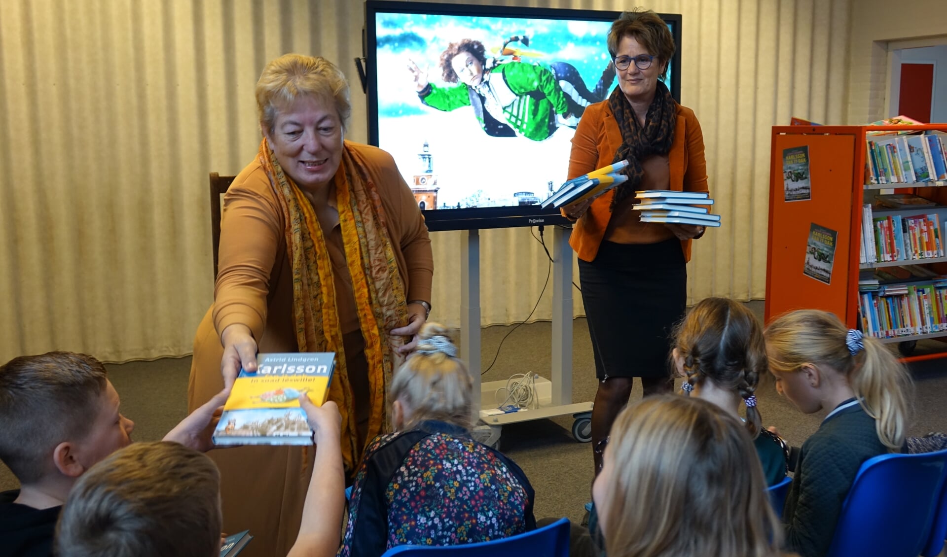 Wethouder Pytsje de Graaf reikte in november 2019 de eerste exemplaren uit van de Friese vertaling van kinderboek 'Karlsson op it dak'' van de Zweedse auteur Astrid Lindgren.