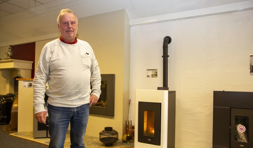 Sietze Hoekstra in de showroom aan de Gedempte Vaart in Surhuisterveen heeft allerlei soorten pelletkachels.