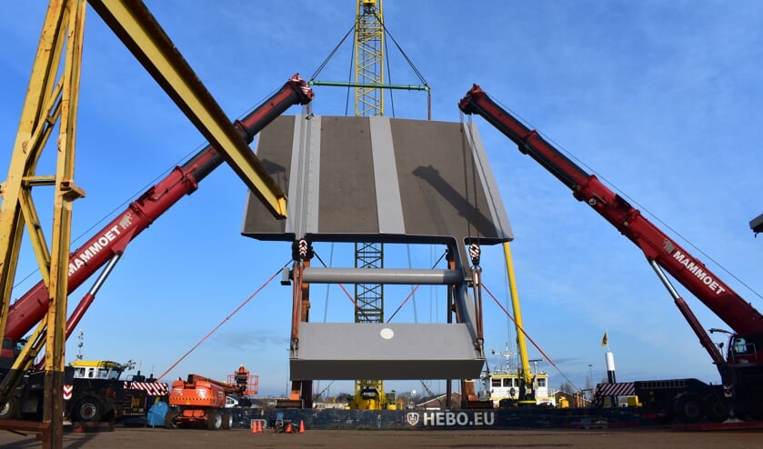 De nieuwe brug staat op het ponton in Sumar, bijna klaar voor de vaartocht.