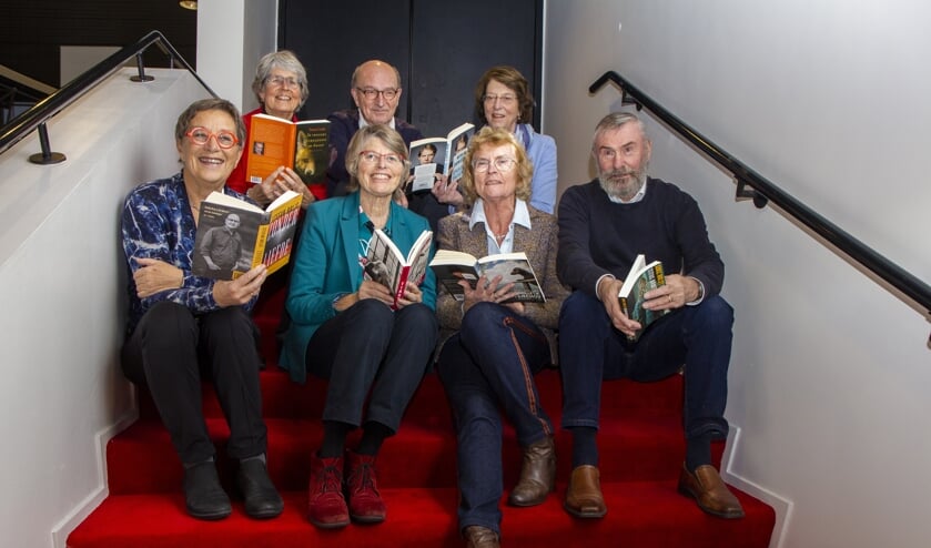Bovenste rij v.l.n.r.: Nynke Scheffer, Rikus Siebring en Jeanette van der Pauw. Onderste rij v.l.n.r. Trudie Meijerman, Gerda van Toorenburg, Anneke van Dellen-Veenema en Nico de Vries.