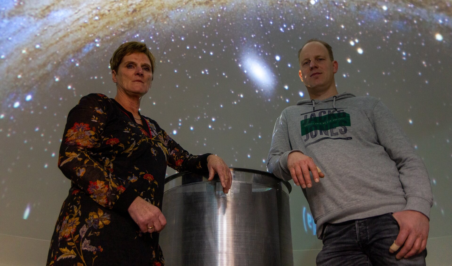 Twee van de vier vertellers: Ant Wiersma en Bernard Boersma in het digitale planetarium van het Observeum. 