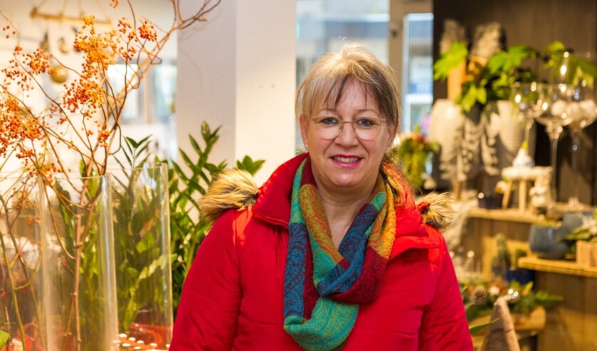 Hannie Rienks bij bloemenzaak Bloemtique schuin tegenover de grote kerstboom in de Kerkstraat waar veel activiteiten plaatsvinden.