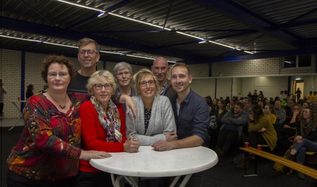 Het bestuur Iepenloftspul Burgum, v.l.n.r. Ina Hoogenberg, Pieter Heegstra, Rigt Westerlaan, Geke Prins, Thea de Jong en Sjoerd Boersma. Afwezig Dirk van der Wal. Rechts regisseur Theo Smedes. Op de achtergrond alle acteurs die gaan meespelen in Schindlers List en voor de eerste leesrepetitie bijeenkomen.
