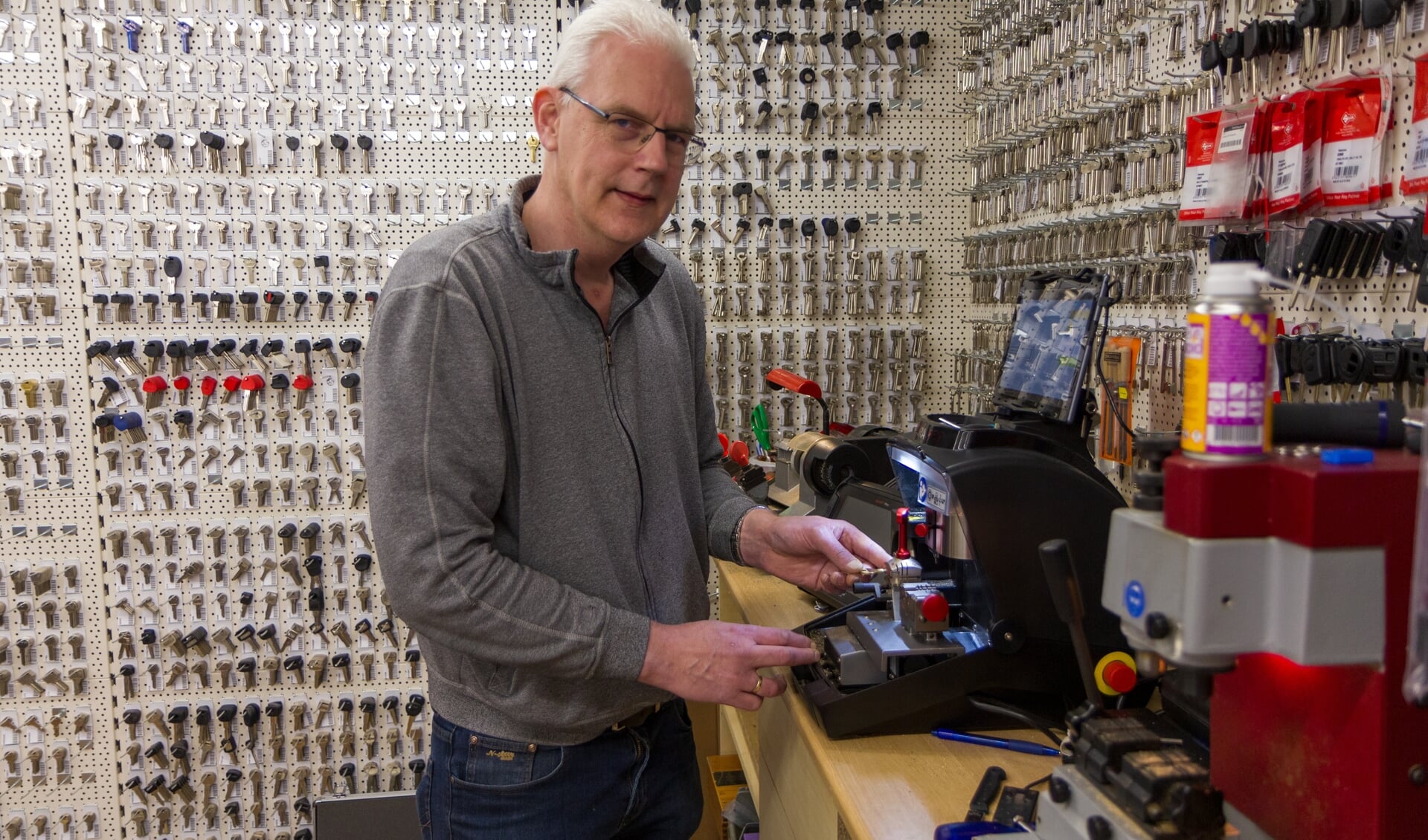 Berend Wiersma toont de nieuwe automatischesleutelfreesmachine.