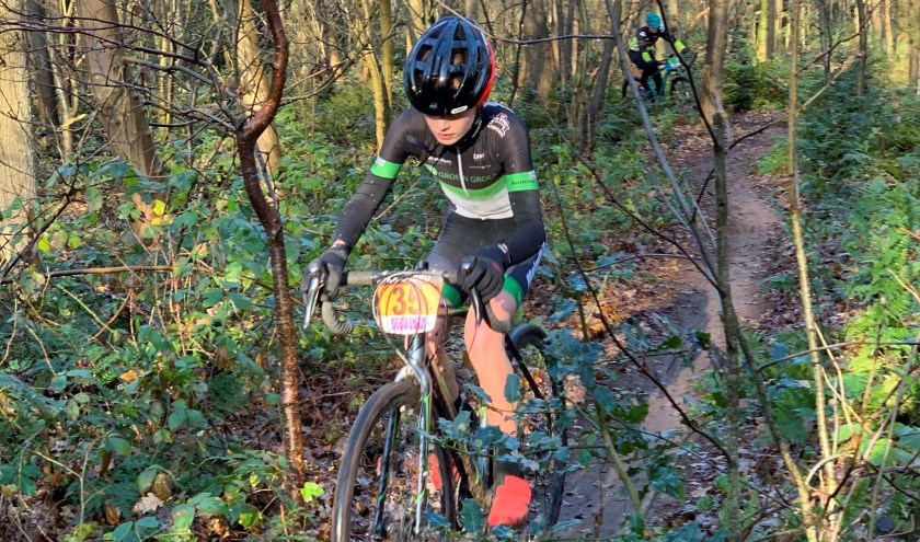 Rudmer van der Veen in actie tijdens de veldrit in Noardburgum.
