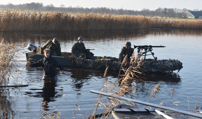 Duitse militairen zijn op zoek naar (de bemanning van) een neergestort vliegtuig.