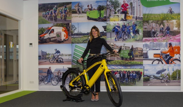 Marie-Christine Porte toont een trendy en snelle e-bike uit het assortiment leasefietsen. 