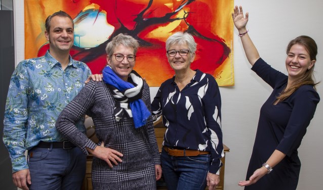 Rechts Margriet Postma, kantoormanager bij Kies Koers in Burgum, presenteert het team NLP-trainers voor 2020: v.l.n.r. Jan Willem van Rangelrooij, Ymkje de Vries en Rennie Hoekstra.