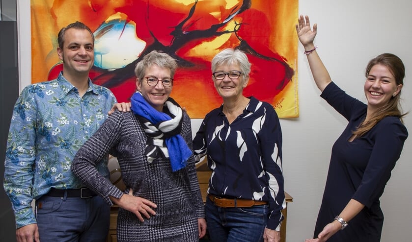Rechts Margriet Postma, kantoormanager bij Kies Koers in Burgum, presenteert het team NLP-trainers voor 2020: v.l.n.r. Jan Willem van Rangelrooij, Ymkje de Vries en Rennie Hoekstra.