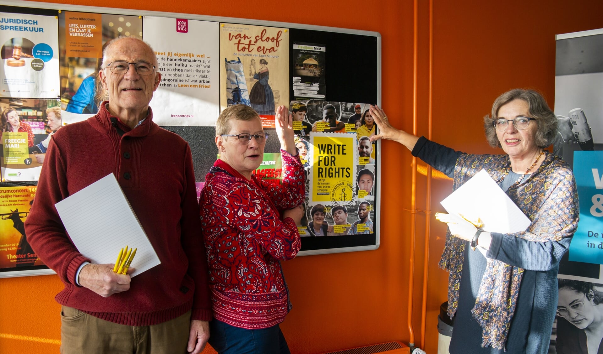Jurjen Fleurke, Thea Metz en Akke Dorenbos organiseren vanuit de Doopsgezinde/Remonstrantse gemeente in Dokkum een schrijfactie voor Amnesty in de bibliotheek in Dokkum. Ook in Burum is een schrijfactie. 
