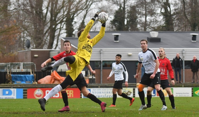 Keeper Sybren Terlouw met zijn verdedigers Hedzer Prins (rechts) en Ruerd Kloosterman. In het midden Rob Schokker, daarachter Said Hassan.