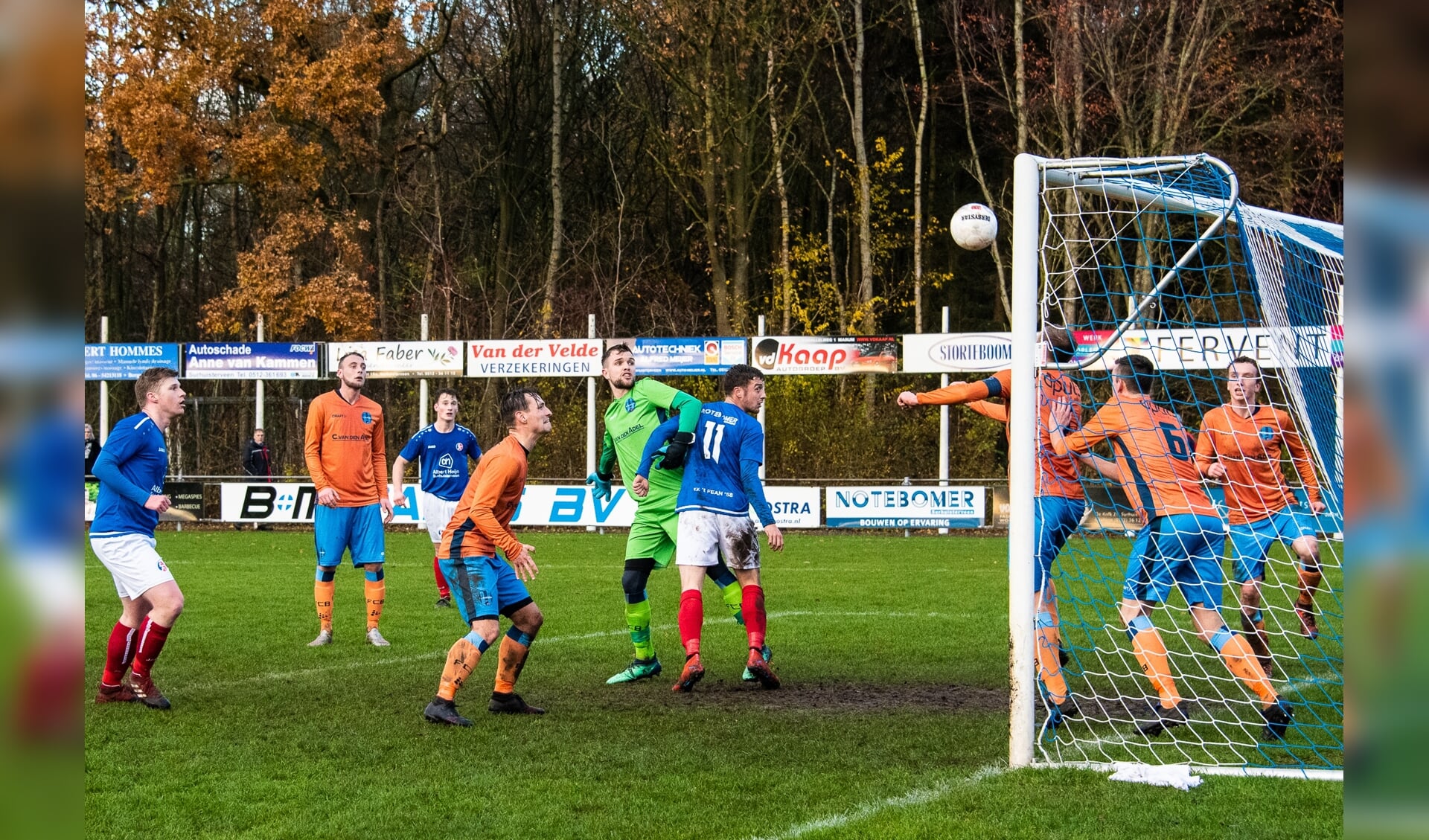 Drie verdedigers op de doellijn assisteren keeper Arjen Tolman van FC Burgum tegen 't Fean'58 (blauw-wit tenue).