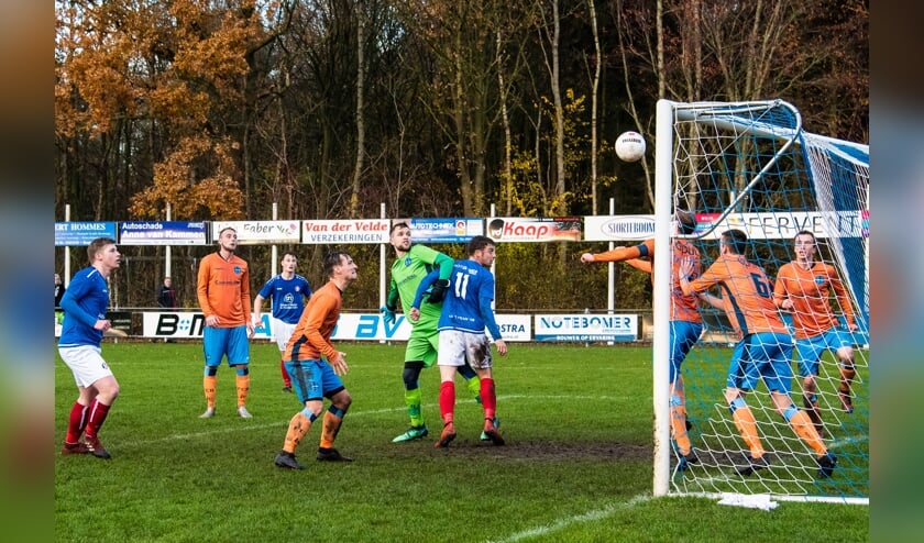 Drie verdedigers op de doellijn assisteren keeper Arjen Tolman van FC Burgum tegen 't Fean'58 (blauw-wit tenue).
