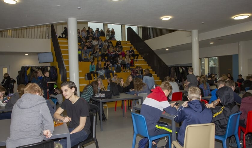 De ontmoetingsruimte van het Gomarus College is 's morgens de hal, in de pauze de kantine, en bij de wisseling van de lessen een doorloopruimte. De trap is voorzien van usb-poorten en een favoriete plek in de pauze. Bij gelegenheden dient dezelfde trap als een tribune.