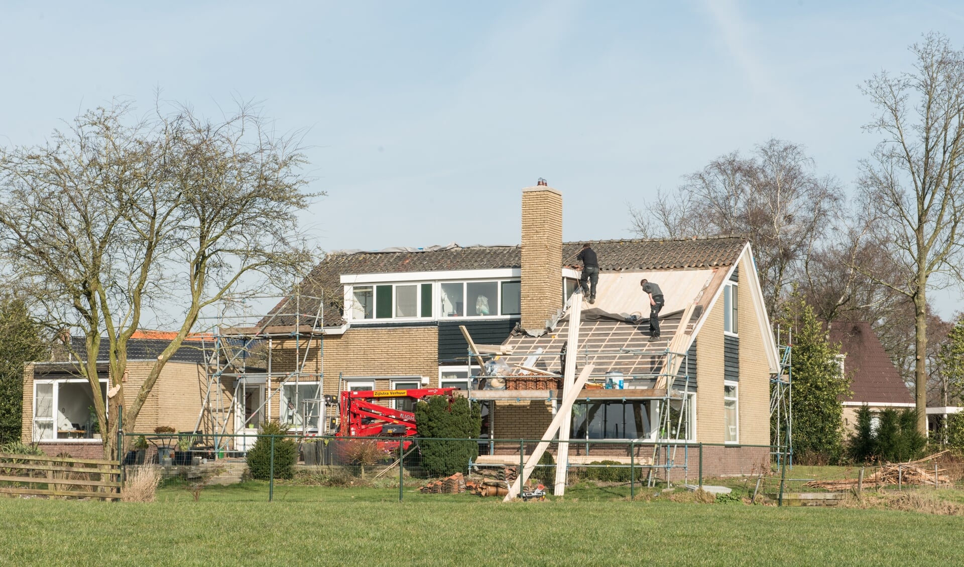 Bouwbedrijf Jan Hooghiemster heeft het dak van de familie Salverda uit Gytsjerk vakkundig geïsoleerd. 