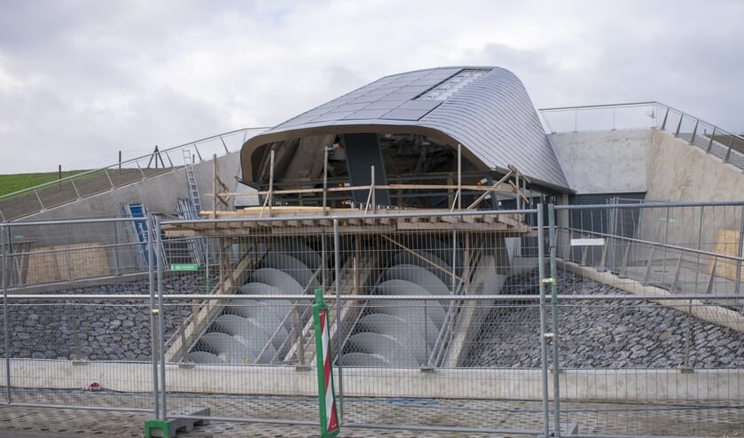 Het nieuwe gemaal De Heining bij Hallum, vlak voor de opening.