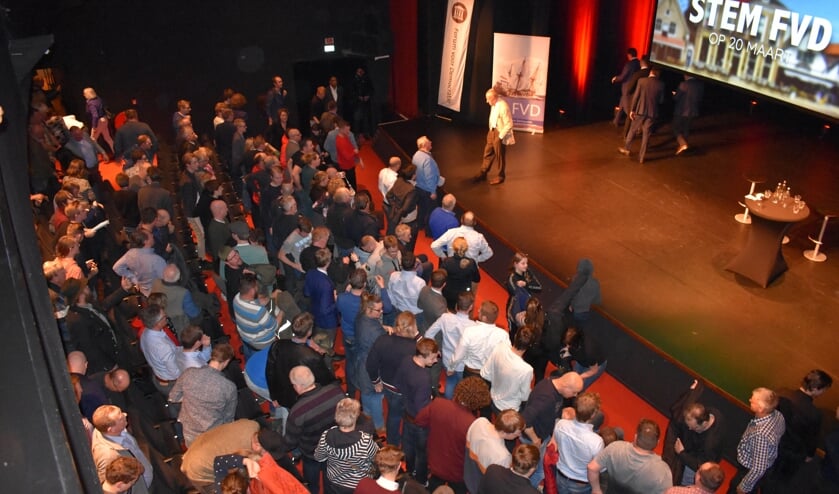 Op het podium raakt FvD-Kamerlid Theo Hiddema na het officiële deel in gesprek met raadslid Wietse Stienstra (blauwe trui). Die mocht z'n verhaal niet doen voor de microfoon.
