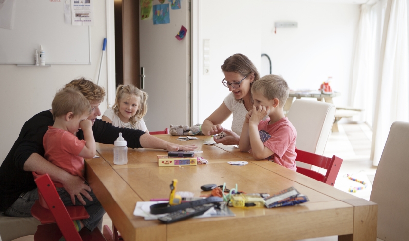 Vrijwilligers doen bijvoorbeeld een spelletje met de kinderen.