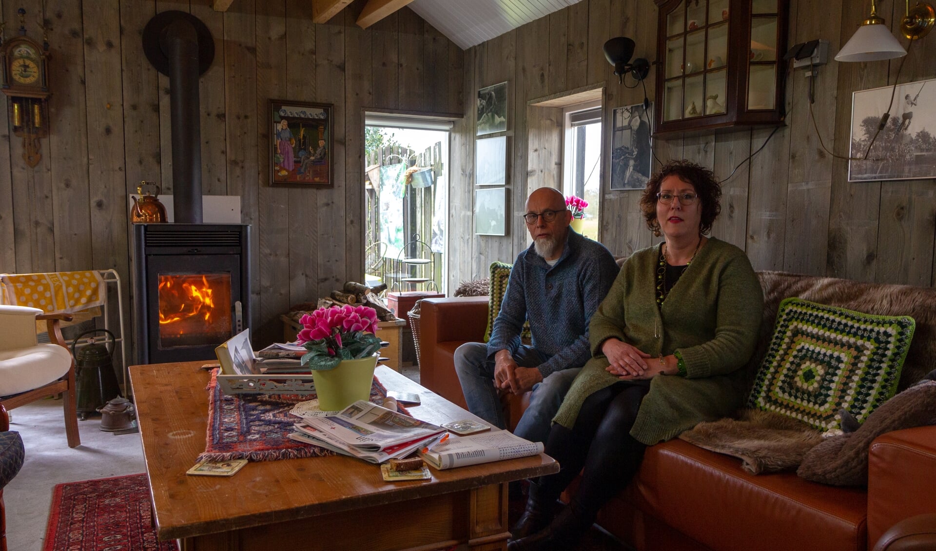 Henk en Aagje zitten in de gezellige woonkamer van de dagbesteding. In deze ruimte worden ook workshops gegeven.