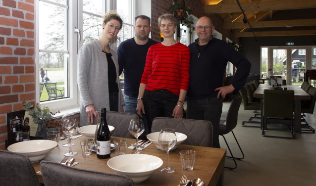 De familie Pietersma, eigenaren van paviljoen Om de Dobben en initiatiefnemers van stichting Plak foar Elkenien. Van links naar rechts Regina, Theun, Rennie en Theunis.