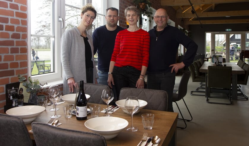 De familie Pietersma, eigenaren van paviljoen Om de Dobben en initiatiefnemers van stichting Plak foar Elkenien. Van links naar rechts Regina, Theun, Rennie en Theunis.